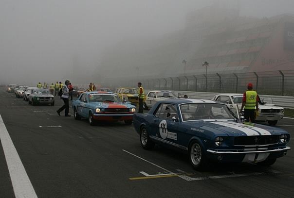 Nebelrennen am Samstagabend beim 37. AvD-Oldtimer-Grand-Prix auf dem Nürburgring. Foto: Auto-Reporter